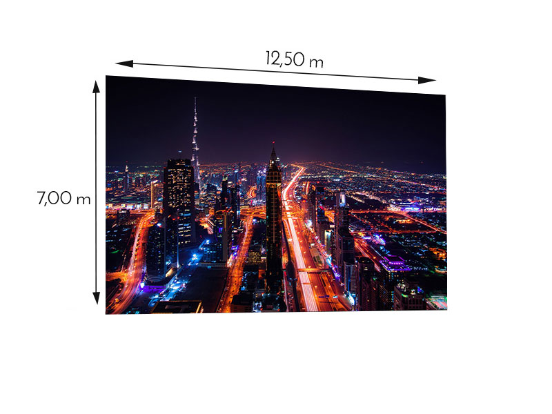 LED Wand INFiLED ER5pro (12,50m x 7,00m, 5,9mm Pixelpitch) zeigt brillante Skyline bei Nacht mit beleuchteten Straßen - hochwertige LED-Videowand, ideal zum Mieten für Events und Präsentationen, sorgt für beeindruckende Raumgestaltung und lebendige Bilder.