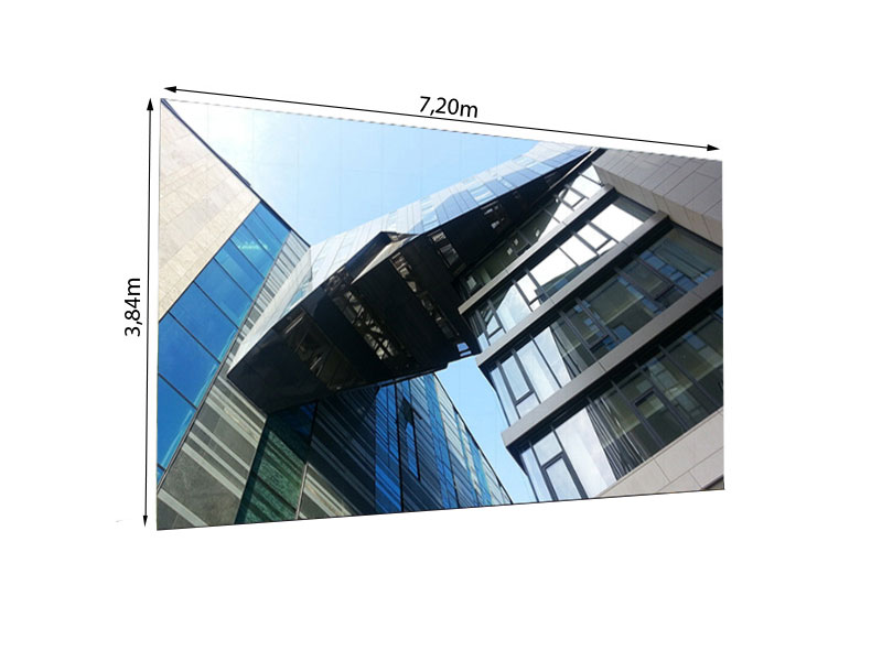 Moderner Veranstaltungsort mit Glas- und Metallfassade sowie markantem, eckigem Vordach; im Vordergrund die LEDCON SL-3.75SI LED Wand (7,20 m x 3,84 m, 3,75 mm Pixel Pitch) zur Miete - ideal für Events und Präsentationen; darüber blauer Himmel sichtbar.