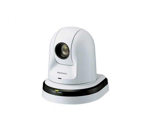 Weiße Panasonic PTZ-Kamera (Pan-Tilt-Zoom) mit abgerundetem Gehäuse auf rechteckigem, schwarz-weißem Standfuß, isoliert vor weißem Hintergrund - ideale professionelle Videokamera zum Mieten oder Kaufen.
