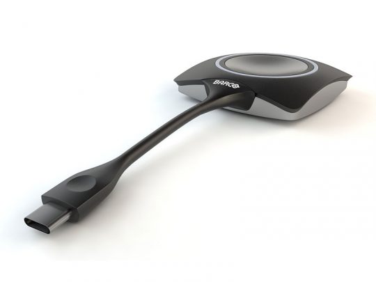 Barco ClickShare USB-C Button - kompaktes, schwarzes Gerät mit rechteckigem Gehäuse, großem Rundknopf oben und kurzem, gebogenem USB-C-Kabel; ideal zur drahtlosen Bildschirmübertragung im Meetingraum, jetzt flexibel mieten oder kaufen.