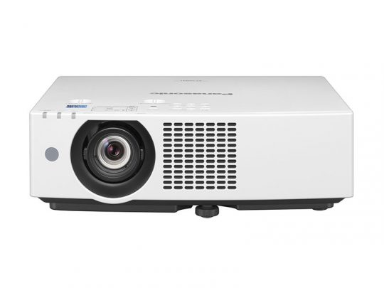 Weißer Panasonic Beamer mit großem Objektiv links und belüfteten Gittern rechts, frontal vor neutralem Hintergrund - ideal zum Kaufen oder Mieten.