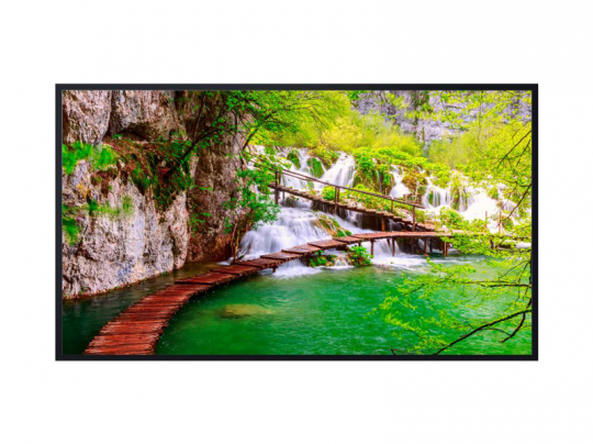 Holzbrücke über smaragdgrünem Wasser mit Wasserfällen und üppigem Grün - idyllisches Naturgrundstück zum Mieten oder Kaufen.