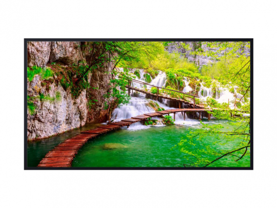 Holzbrücke über kristallklares, grün schimmerndes Wasser mit kleinen Wasserfällen und üppigen Bäumen im Hintergrund; ideal für Naturliebhaber, die eine ruhige Unterkunft mieten oder kaufen möchten.