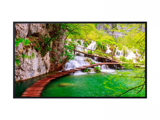 Holzbrücke über leuchtend grünes Wasser, umgeben von üppigem Grün und kleinen Wasserfällen vor Felsklippen - ideales Natur-Refugium zum Kaufen oder Mieten für Ruhe suchende Menschen.