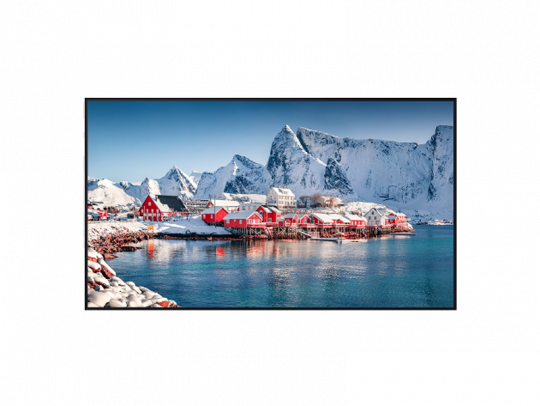 Produktbild-Alt-Text: Mehrere rote Holzhäuser ("Red Houses") stehen zur Miete oder zum Kauf am verschneiten Ufer eines ruhigen blauen Gewässers. Im Hintergrund ragen hohe, schneebedeckte Berge unter klarem, blauem Himmel auf. Das Bild vermittelt eine winterliche skandinavische Idylle und eignet sich ideal für Immobilienangebote in norwegischen oder nordischen Regionen.