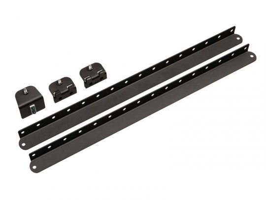 Zwei schwarze Metall-Montageschienen mit mehreren Befestigungslöchern liegen neben drei passenden schwarzen Winkelhaltern, jeweils mit einer silbernen Schraube, auf weißem Hintergrund - ideal zum Kaufen oder Mieten von Montageschienen und Befestigungswinkeln.