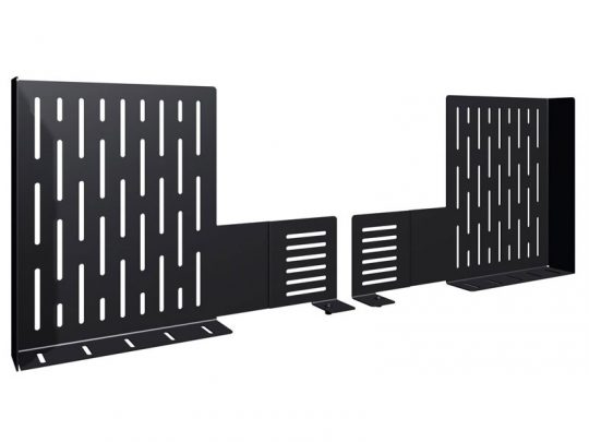 Zwei schwarze, verstellbare Metall-Buchstützen mit L-förmigen Standfüßen und mehreren vertikalen sowie horizontalen Schlitzen für optimale Belüftung und modernes Design - ideal zum Ordnen von Büchern im Regal, zum Kaufen oder Mieten.