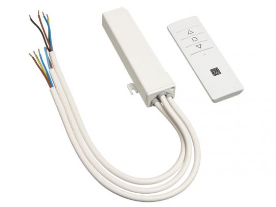 Weißer elektronischer Controller mit mehreren offenen Kabeln und einer weißen Fernbedienung mit vier Richtungstasten und einem Power-Symbol - ideal zum Mieten oder Kaufen, perfekt für die Steuerung verschiedenster Geräte.