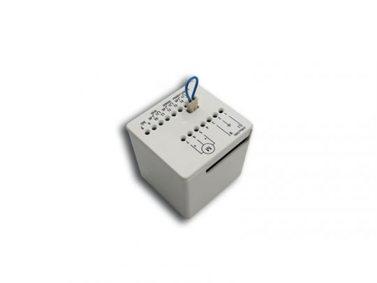 Weißes elektronisches Relaismodul mit beschrifteten Anschlussklemmen und einem blauen Jumper-Kabel oben eingesteckt, abgebildet auf weißem Hintergrund - perfekt geeignet zum Kaufen oder Mieten für Elektronikprojekte.