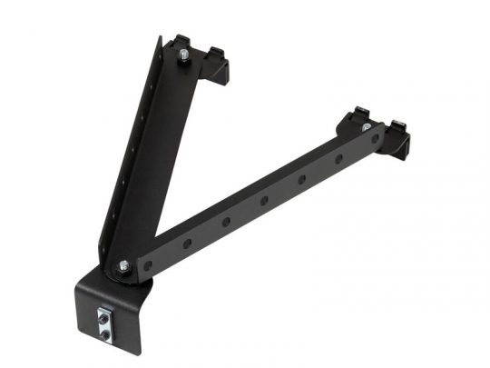 Schwarze, verstellbare Wandhalterung aus Metall mit zwei beweglichen Gelenkarmen und mehreren Befestigungspunkten; ideal zum Montieren von Geräten oder Regalböden. Das Modell ist freigestellt vor weißem Hintergrund abgebildet und eignet sich perfekt zum Kaufen oder Mieten.