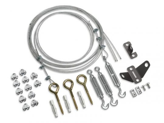Stahlseil-Aufhängeset mit Metallkabeln, Spannschrauben, Ringschrauben, Haken, Dübeln, Seilklemmen und Montagewinkeln - alle Teile ordentlich auf weißem Hintergrund angeordnet; ideal zum Mieten oder Kaufen für flexible Befestigungslösungen.