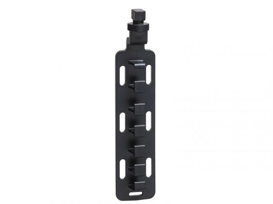 Schwarze Metallhalterung mit rechteckiger Basis, mehreren Einkerbungen in der Mitte und je zwei länglichen Befestigungslöchern an den Seiten; oben ist ein quadratischer Drehknopf angebracht. Das FlexFix Universal-Bracket eignet sich ideal zum Mieten oder Kaufen für flexible Anwendungen, z. B. zur sicheren Montage von Geräten oder Zubehör.