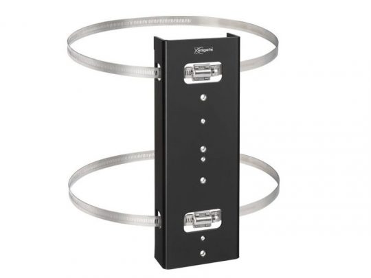 Schwarze, rechteckige Metall-Montagehalterung mit zwei verstellbaren Stahlbändern zum Befestigen von Geräten wie Antennen oder Kameras an einem Mast - ideal zum Kaufen oder Mieten für flexible Einsätze.