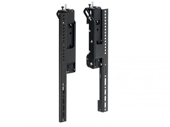 Zwei schwarze, vertikale Metall-Halterungen (Montagewinkel) mit mehreren Löchern und Verstellmöglichkeiten stehen nebeneinander auf weißem Hintergrund. Die robusten Halterungen eignen sich ideal zum Mieten oder Kaufen und dienen zur sicheren Montage oder Befestigung von technischem Equipment.