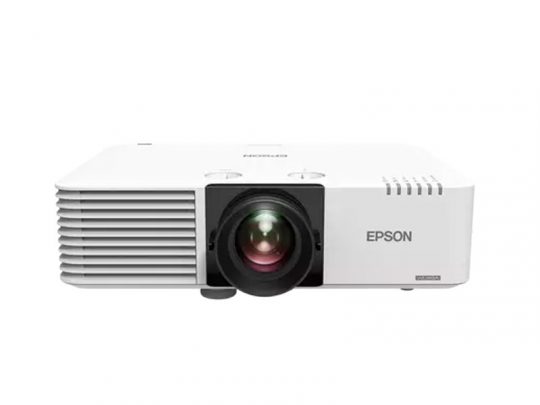 Weißer Epson Beamer, frontal aufgenommen, mit großem zentralen Objektiv und Lüftungsgittern auf der linken Seite; das Markenlogo "EPSON" ist rechts sichtbar - ideal als Projektor zum Mieten oder Kaufen für Präsentationen.