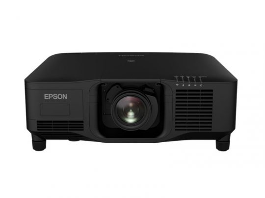 Schwarzer Epson Projektor, Frontalansicht mit mittig platziertem Objektiv und seitlichen Lüftungsgittern - ideal zum Mieten oder Kaufen.