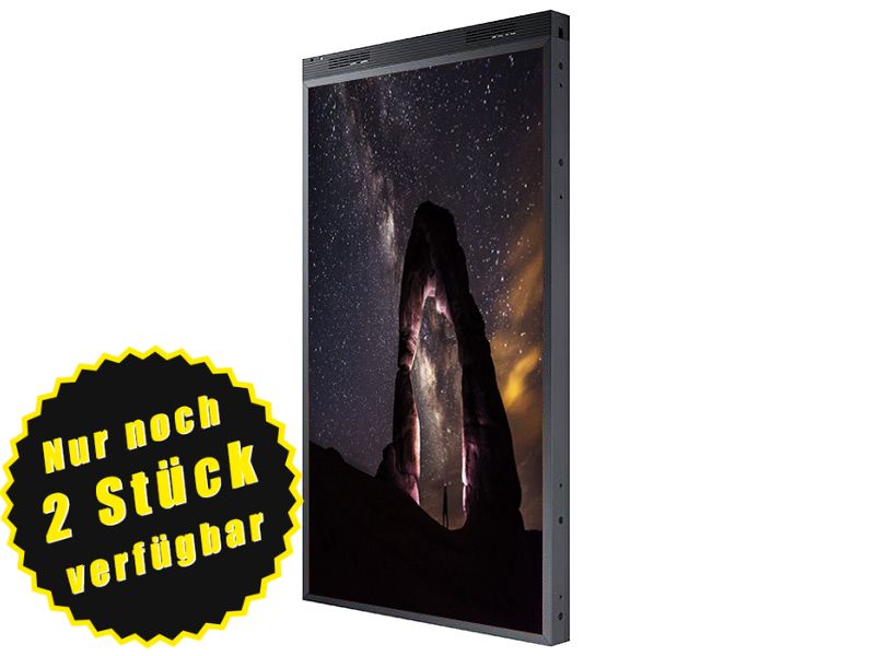 Digitaler Bilderrahmen mit vertikalem Display zeigt eine Aufnahme vom Sternenhimmel, eingerahmt von einem natürlichen Felsbogen. In der Ecke ist ein gelb-schwarzes Abzeichen mit dem deutschen Text "Nur noch 2 Stück verfügbar - jetzt kaufen oder mieten!". Ideal für moderne Wohnräume oder Ausstellungen.