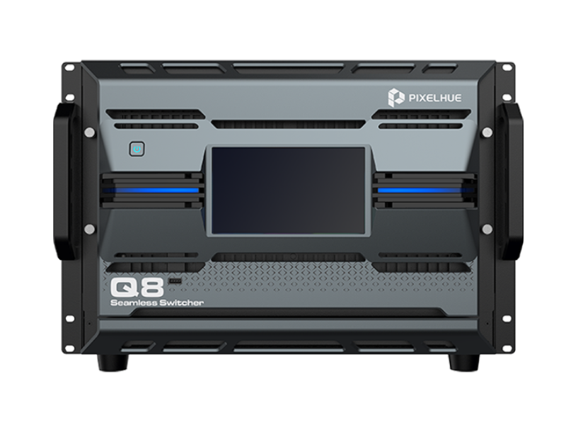 Frontansicht des Pixelhue Q8 Seamless Switcher: Zentraler Displaybildschirm, seitliche Tragegriffe, Lüftungsschlitze und das Pixelhue-Logo oben rechts - professionelle Videotechnik zum Kaufen oder Mieten.