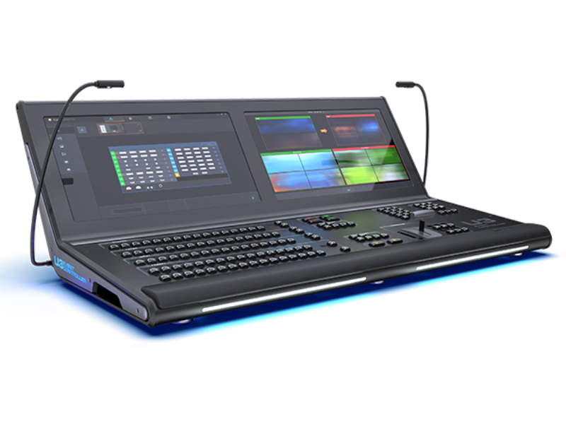 Professionelle Videomischpult-Konsole mit zahlreichen Tasten, Schiebereglern und zwei großen Displays, die bunte Video-Vorschauen zeigen; ideal für Live-Produktionen, Livestreaming oder Events - perfekt zum Kaufen oder Mieten.