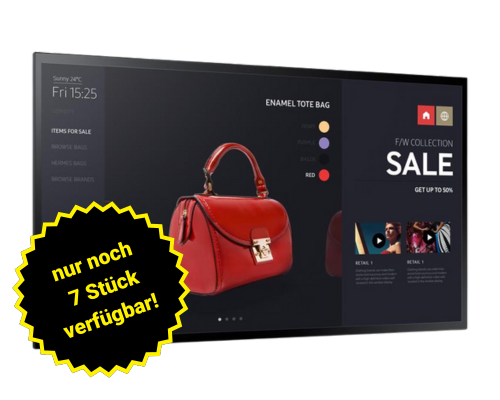 Digitales Display zeigt eine Online-Shop-Seite mit einer roten Emaille-Tote-Bag (Henkel-Tasche). Über der abgebildeten Tasche steht in gelbem Stern: "Nur noch 7 Stück verfügbar!". Ein Banner kündigt einen Sale bis zu 50 % Rabatt an mit dem Hinweis "Jetzt kaufen oder mieten!".