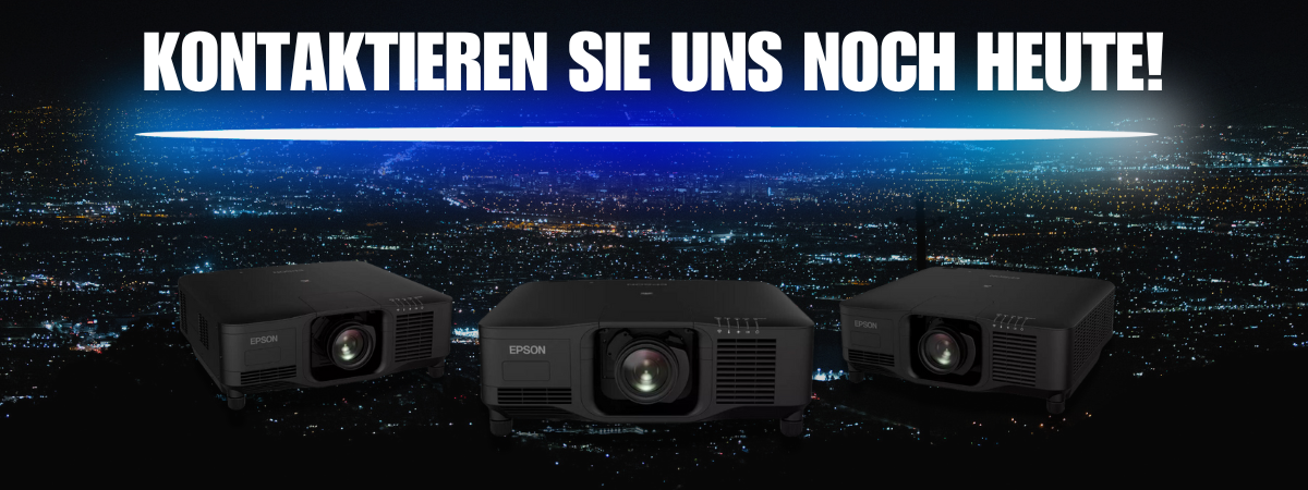 Drei Epson-Projektoren stehen nebeneinander vor einer beleuchteten nächtlichen Stadtkulisse. Über den Beamern ist in großen weißen Buchstaben auf Deutsch zu lesen: "KONTAKTIEREN SIE UNS NOCH HEUTE! Ideal zum Mieten oder Kaufen Ihrer nächsten Projektionstechnik." Das Bild wirbt für die Vermietung und den Kauf von Epson Projektoren.