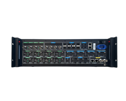 Rückansicht eines schwarzen, rackmontierbaren Netzwerkservers mit mehreren Ports, darunter Ethernet-, USB- und Glasfaseranschlüsse - ideal zum Kaufen oder Mieten. Die Anschlüsse sind in waagerechten Reihen angeordnet und durch beschriftete Anzeigen leicht erkennbar.