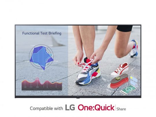 Split-Screen-TV mit LG One:Quick Share-Kompatibilität zeigt links bunte Grafiken zum "Functional Test Briefing", rechts eine Nahaufnahme einer Person, die farbenfrohe Sportschuhe schnürt; darunter Sport-Icons. Perfekt für Präsentationen und Fitness-Anwendungen.