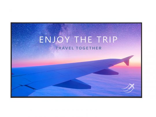 Produktbild-Alt-Text: Blick aus einem Flugzeugfenster auf einen Flugzeugflügel vor farbenfrohem Sonnenuntergangshimmel mit Sternen; auf dem Bild steht der Schriftzug "Enjoy the trip. Gemeinsam reisen." Perfektes Reise-Motiv für Poster, Postkarte oder Wandbild.