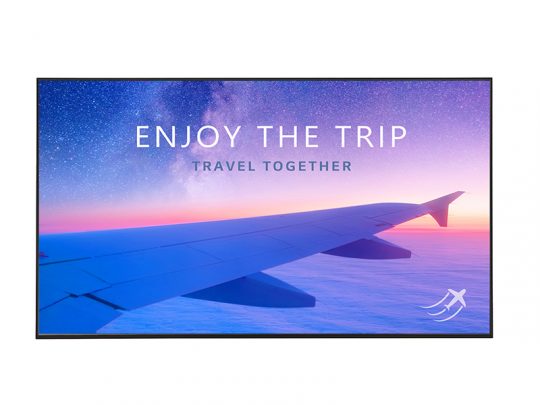 Blick aus dem Flugzeugfenster auf den Flugzeugflügel vor einem farbenfrohen Sonnenuntergang; über dem Bild steht der Schriftzug "Enjoy the Trip and Travel Together".