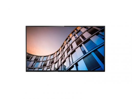 Moderner Flachbildfernseher auf weißem Hintergrund, auf dem Bildschirm ist ein Gebäude mit gebogener Glasfassade zu sehen, das den Himmel in Blau- und Orangetönen widerspiegelt. Ideal als Produktbild für Smart TV oder Ultra HD Fernseher.