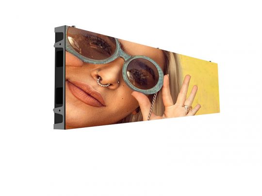 Close-up einer Frau mit runden Sonnenbrillen und Nasenringen auf einem langen, rechteckigen LED-Display vor weißem Hintergrund - modernes LED-Display für hochauflösende Werbepräsentationen.
