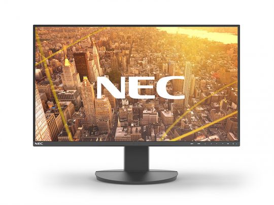 NEC Monitor mit Flachbildschirm zeigt auf dem Display eine Luftaufnahme einer Stadt mit hohen Gebäuden und Sonnenuntergang; das große weiße NEC-Logo ist zentral auf dem Bildschirm zu sehen.