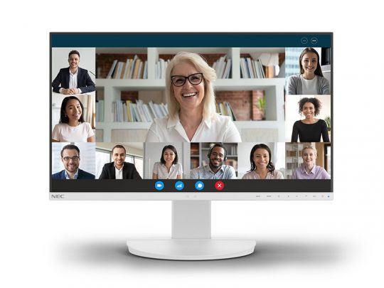 Computerbildschirm mit geöffneter Video-Konferenzsoftware, auf dem neun Personen in einzelnen Fenstern lächeln und miteinander sprechen; im Hintergrund sind gut beleuchtete Bücherregale sichtbar. Ideal für Produktpräsentation von Business-Monitor oder Bildschirm für Homeoffice und Videokonferenzen.
