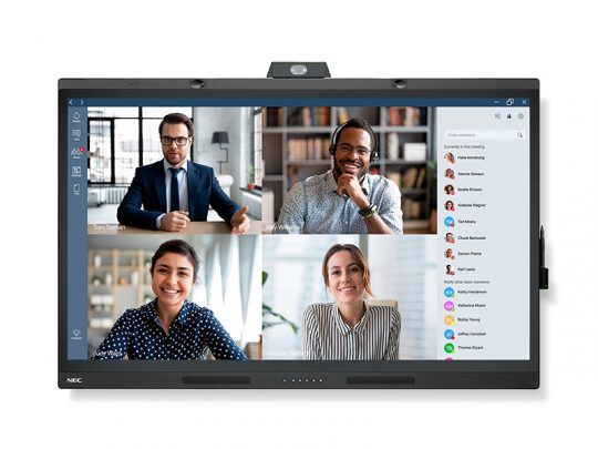 Computerbildschirm mit geöffneter Videokonferenz-Software, darauf vier Teilnehmer (zwei Männer, zwei Frauen) jeweils in eigenen Video-Fenstern. Rechts ist eine Seitenleiste mit einer Teilnehmerliste zu sehen. Die Benutzeroberfläche zeigt typische Steuerungselemente für Videoanrufe wie Mikrofon und Kamera. Perfekt zur Beschreibung von Videokonferenz-Tools oder Online-Meeting-Software geeignet.