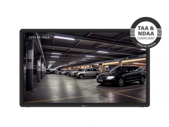 Bildschirm zeigt Überwachungsmaterial einer beleuchteten Parkgarage mit geparkten Autos; im Eck ein Siegel "TAA & NDAA Compliant Made in Taiwan". Ideal als Sicherheitsmonitor für Parkplatzüberwachung.