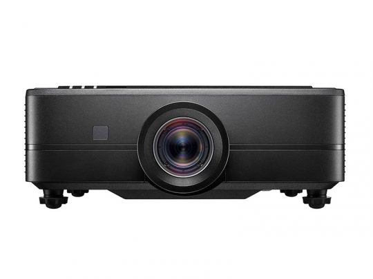 Ansicht des schwarzen Epson EH-TW7000 4K-Digitalprojektors von vorn, mit großem zentralen Objektiv und verstellbaren Standfüßen, freigestellt vor weißem Hintergrund. Der Beamer eignet sich für Heimkino und Präsentationen.