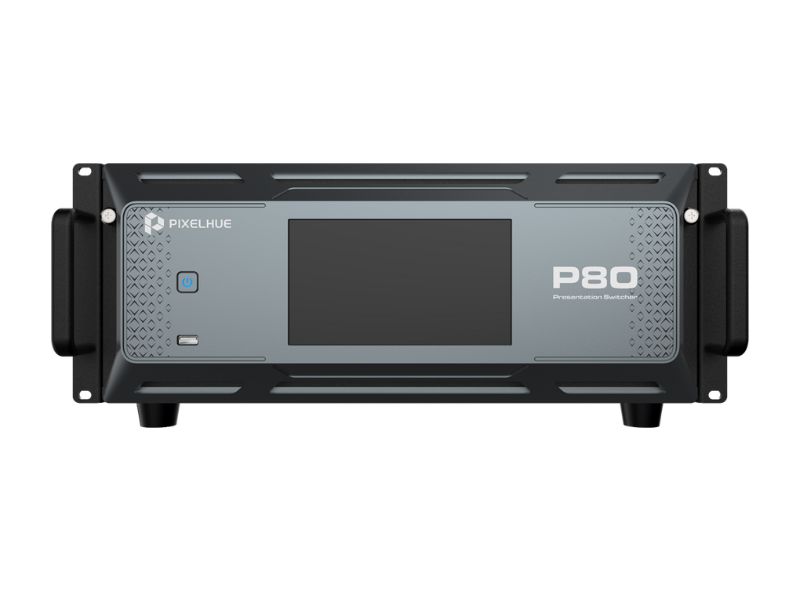 Pixelhue P80 Seamless Switcher, neu: Zentrale Anzeige, Bedientasten, zwei schwarze Griffe, elegantes Metallpanel, Frontansicht.